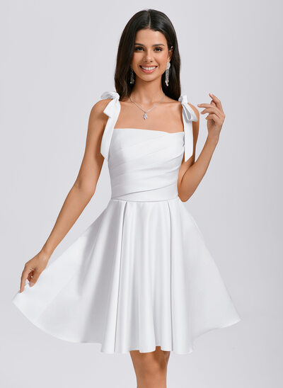 Robe à col carré avec plis en satin